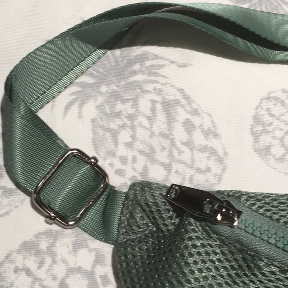 Super Cute Hip Fanny Bag.
Sage like green net mesh material, unique. - Picture 6 of 9